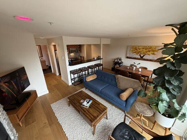 Foto del edificio - Charming and Rare 2BR/2BA/2Garage Parking ...