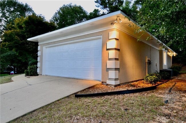 Building Photo - 911 Oakwood Dr