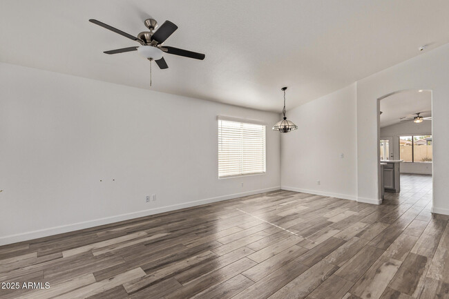 Foto del edificio - 1077 W Laurel Ave