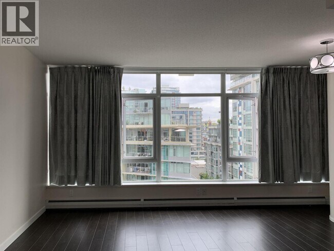 Photo du bâtiment - 108 W 1st Ave