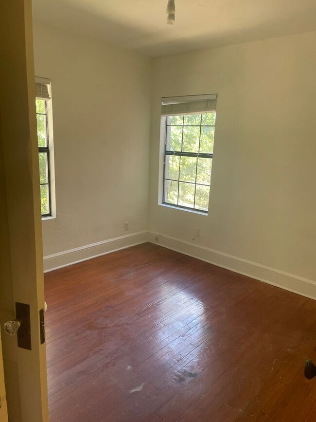 Building Photo - 1 bedroom Downtown Apartment in Historic D...