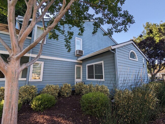 Building Photo - 1450 Four Oaks Cir