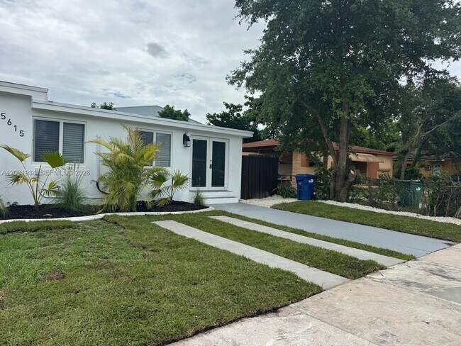 Foto del edificio - 15615 NE 5th Ct
