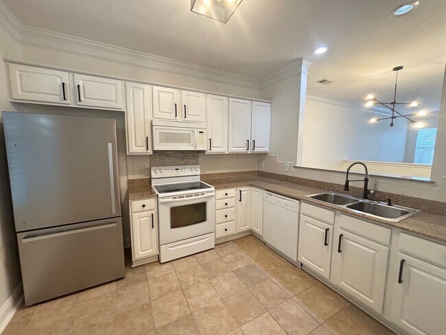 Building Photo - 2 Bedroom 2 1/2 Bath Townhome