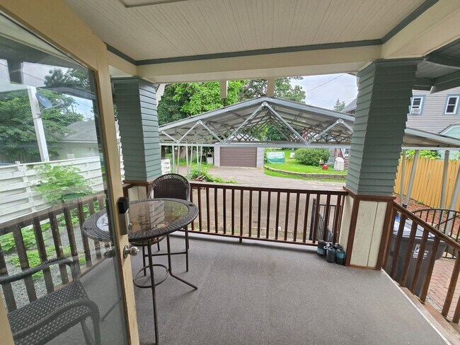 Foto del edificio - SINGLE FAMILY HOME! Great Location! Laundry, Wood Floors and Parking!