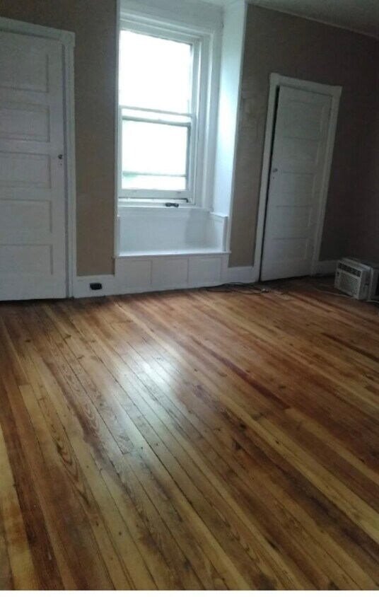 Back room - 5110 Wayne Ave