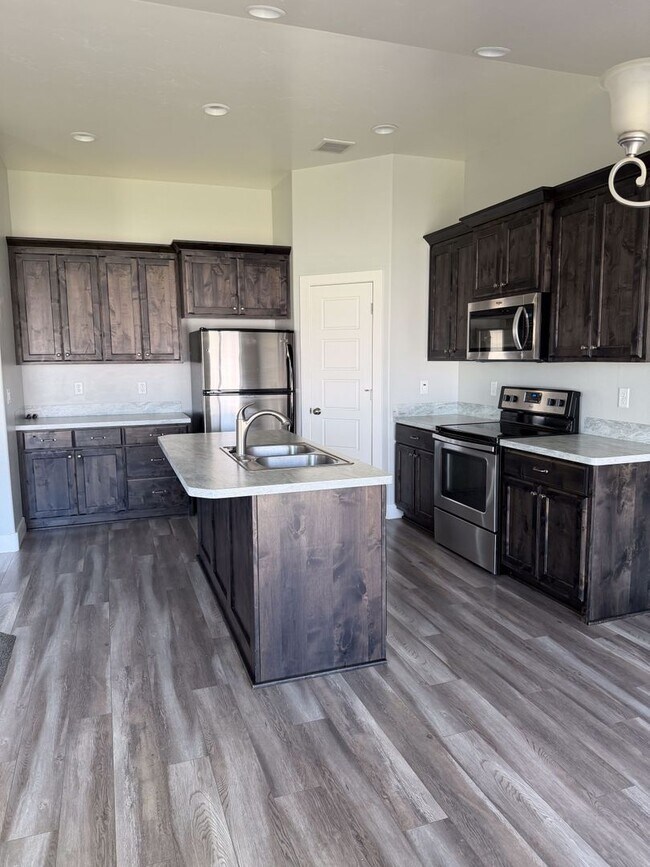 Building Photo - CALL TYE DIRECTLY 208-313-6062. 4 BED 2 BATH HOME WITH ATTACHED GARAGE