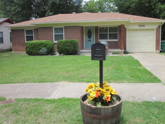 Primary Photo - 4306 Walnut St