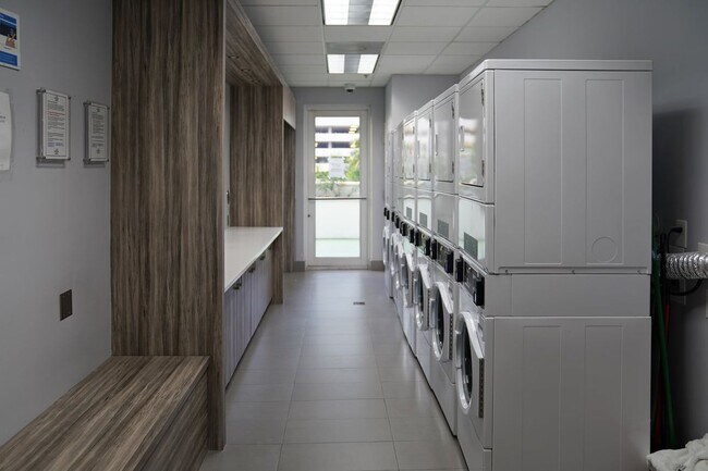 Building Photo - 1300 Brickell Bay Dr