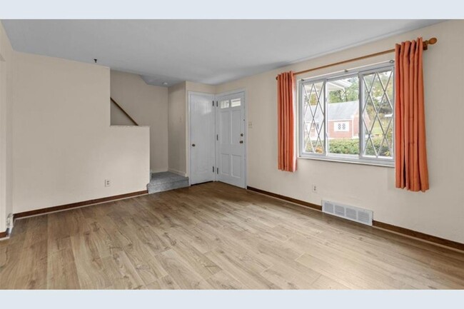 Building Photo - MUST SEE LARGE HOME FOR LEASE!