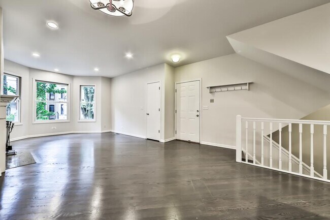 Foto del edificio - 4 bedroom in Chicago IL 60657