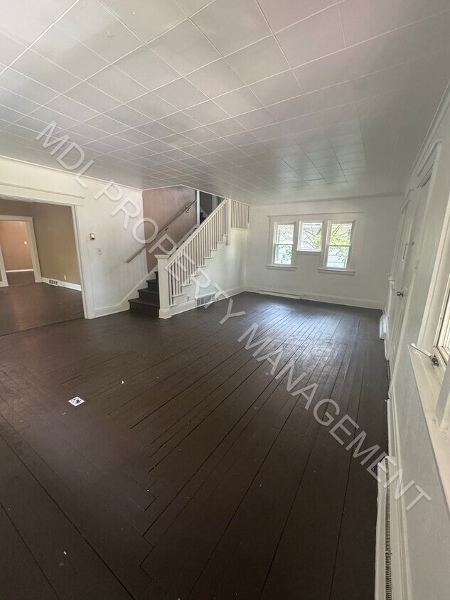 Foto principal - 4 Bedroom 1.5 Bathroom Home