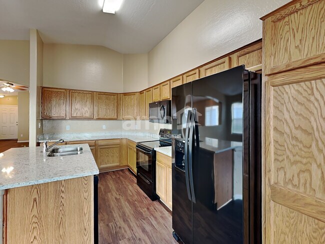 Foto del edificio - 2071 S 155th Dr