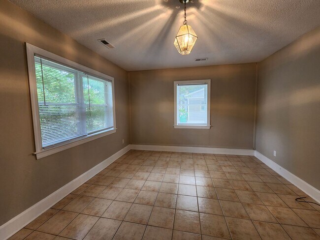 Building Photo - 2 Bedroom, 1 Bath Home in Oakhurst