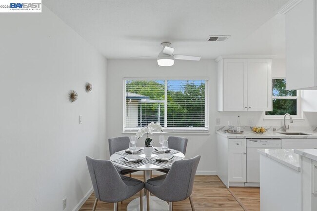 Building Photo - 2204 Segundo Ct