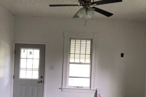 Nuevos pisos y puertas de acero con cerrojos. - 206 Springer Ave