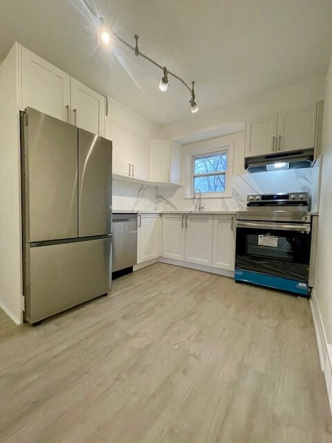 kitchen with new stainless steel appliances - 450 Niagara St