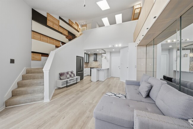 Building Photo - 10855 Meadowglen Ln