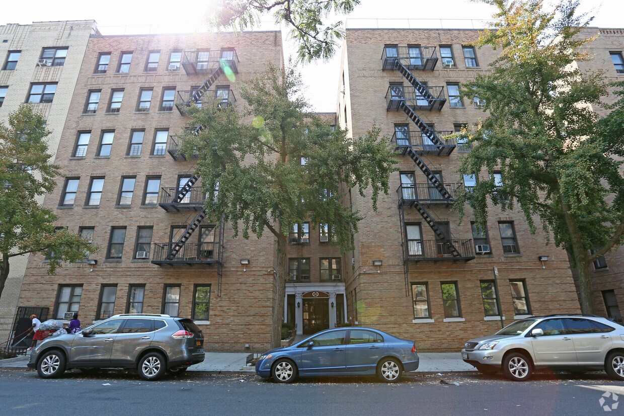Foto del edificio - 133 Seaman Ave