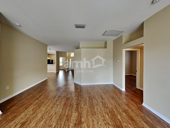 Foto del edificio - 7044 Monarch Park Dr