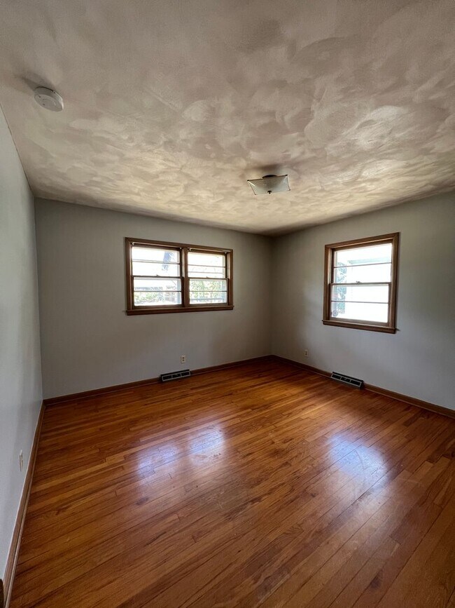 Building Photo - 3 bedroom 1.5 bath home available now!