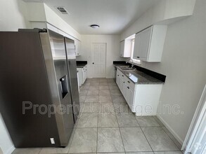 Building Photo - 945 De Moll Dr