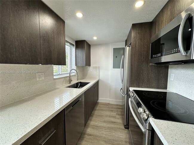 Building Photo - 913 NE 17th St