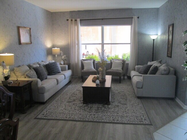 Foto del edificio - 2675 Dover Glen Cir