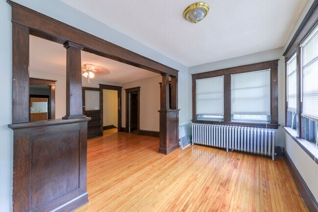 Building Photo - 419 W Franklin Ave