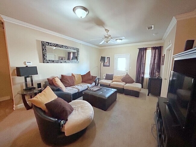 Building Photo - 3 Bedroom Condo in a Gated Community Near LSU