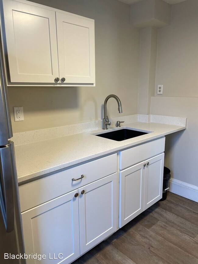 Building Photo - 1 br, 1 bath House - 323 S Colborne Street