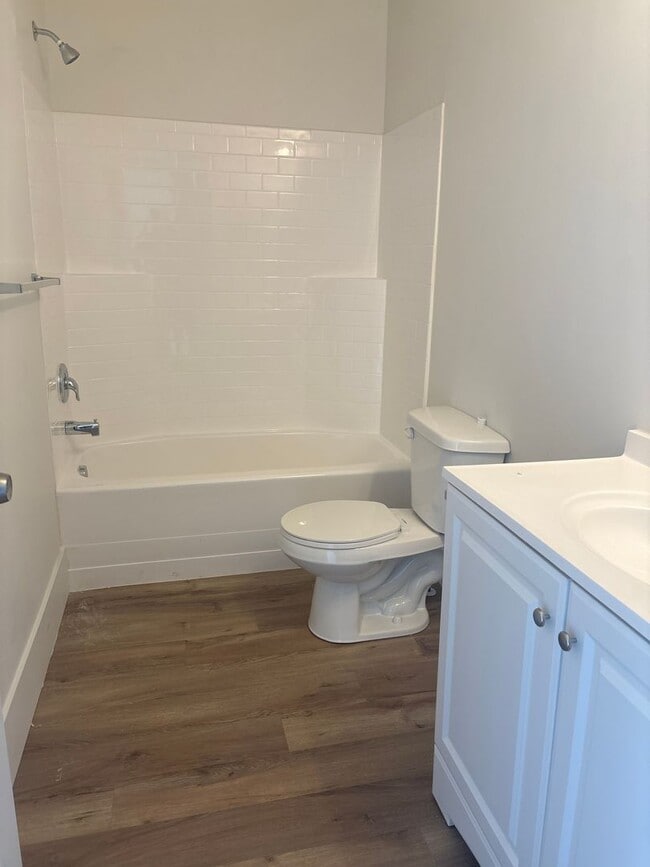 Building Photo - 2 bedroom 2.5 bath townhome