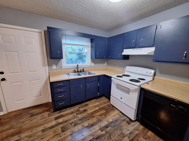 Building Photo - 323 Emerald Dr