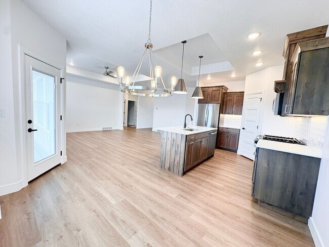 Building Photo - Six Bedroom House Available Now!!!