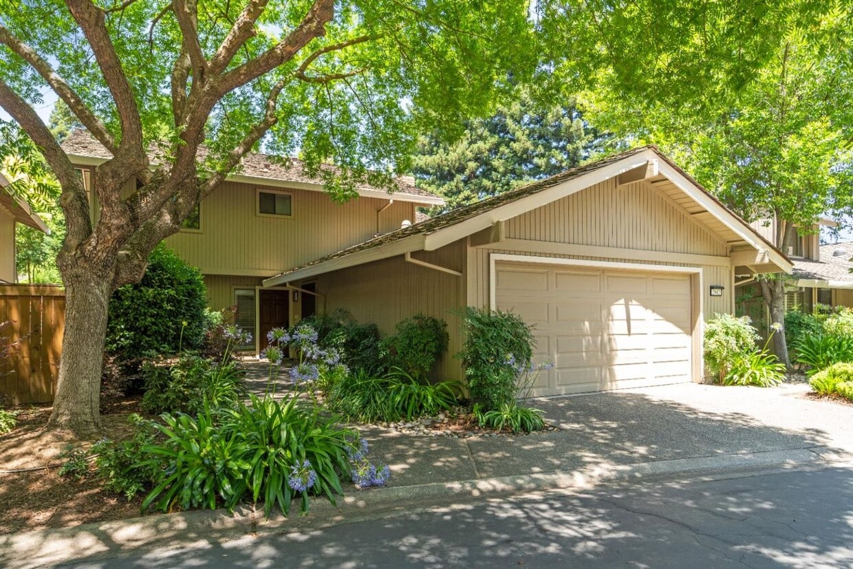 4 Bedroom Home in Sierra Oaks - 4 Bedroom Home in Sierra Oaks