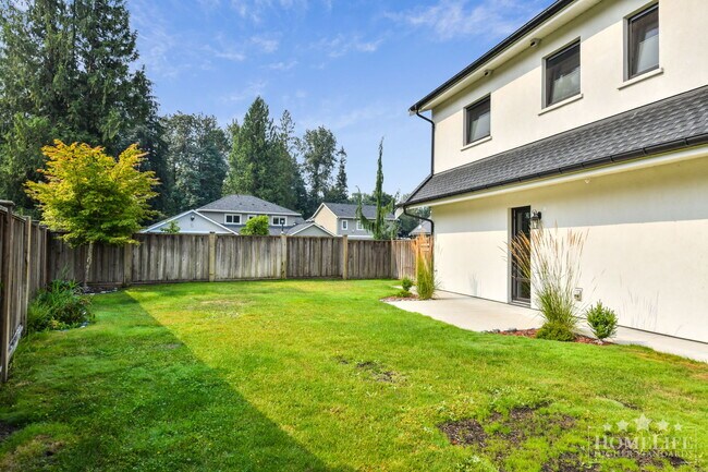 Photo du bâtiment - Spacious Executive 3-Bedroom Suite with Private Yard & Utilities Included