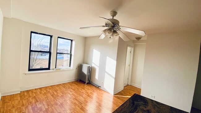 Building Photo - 3933 N Clarendon Ave