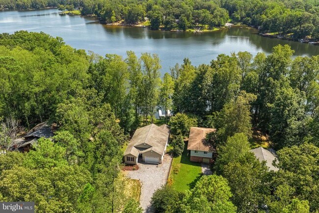 Foto del edificio - 686 Lake Caroline Dr