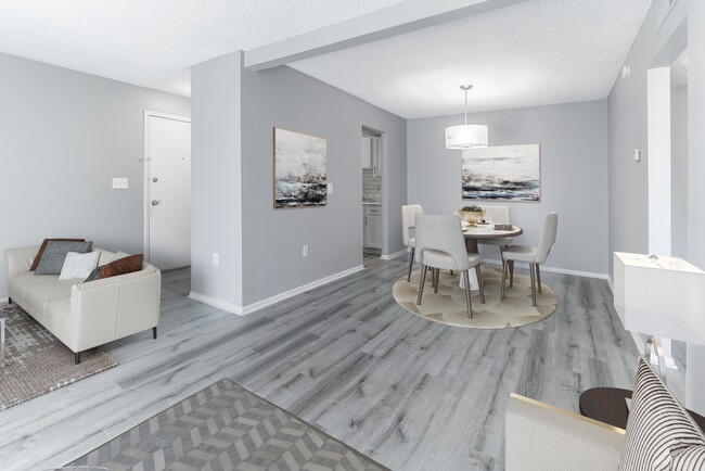 Sala de estar y comedor - Mystic Bay Apartments