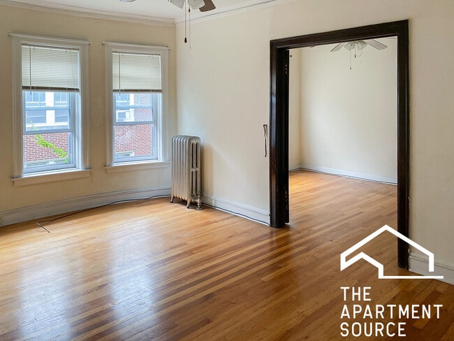 Building Photo - 2008 W Foster Ave