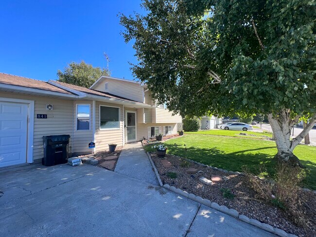 Foto del edificio - 841 Wildrose Ln