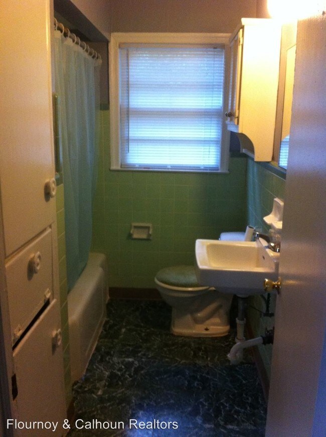 Building Photo - 3 br, 1 bath Apartment - 15 Lowe Drive