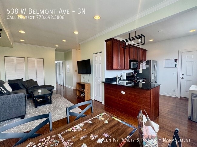 Building Photo - 538 W Belmont Ave