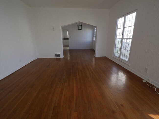 Building Photo - 170 1/2 N Almont Dr