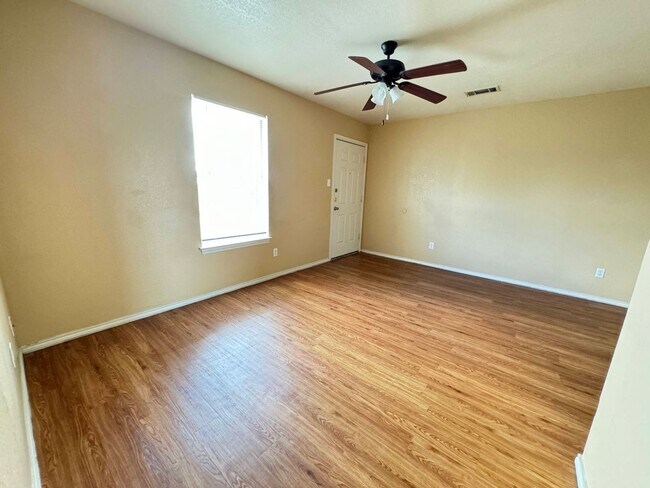 Foto del edificio - 1601 Cedarhill Dr