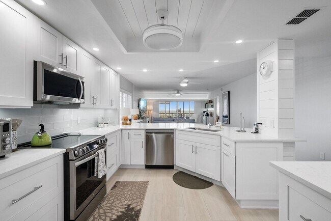 Building Photo - 2 Bedroom OFF-SEASON Rental Overlooking Wi...