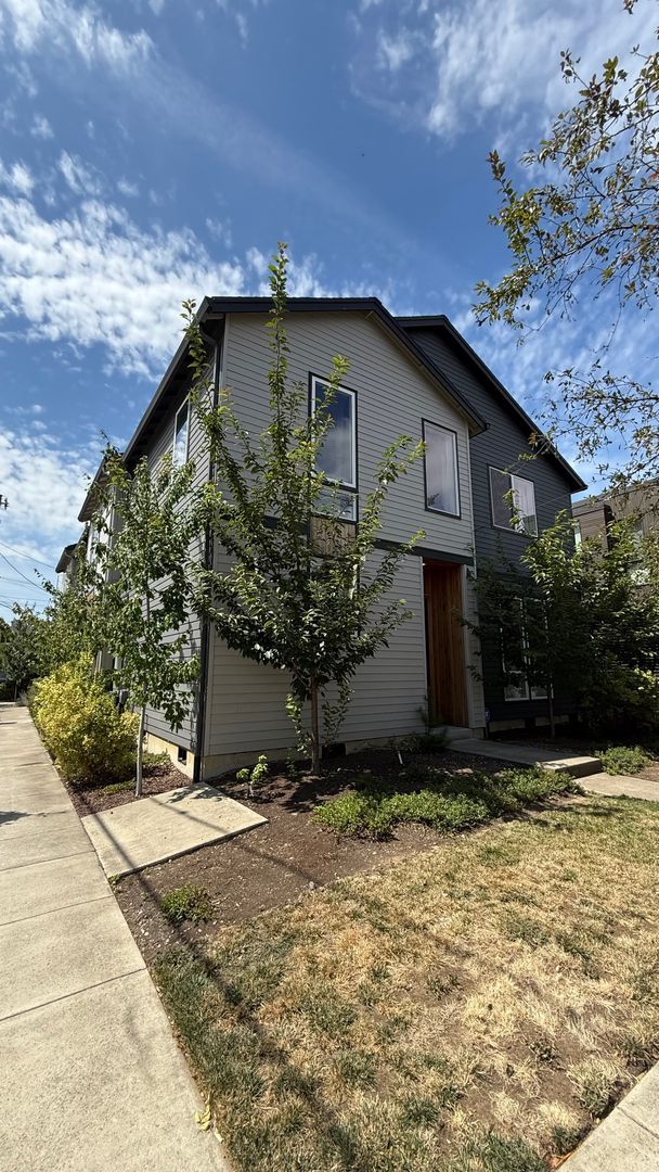 Building Photo - $900 move in bonus! Stunning & Spacious 2-...