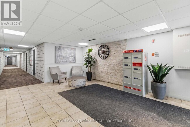 Building Photo - 746 Fanshawe Park Rd E