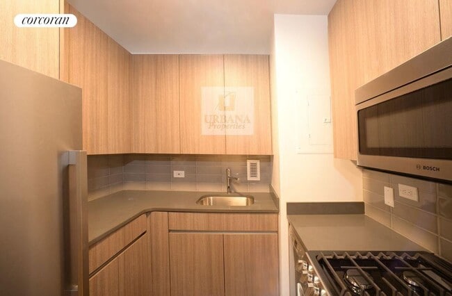 Building Photo - 150 E 57th St