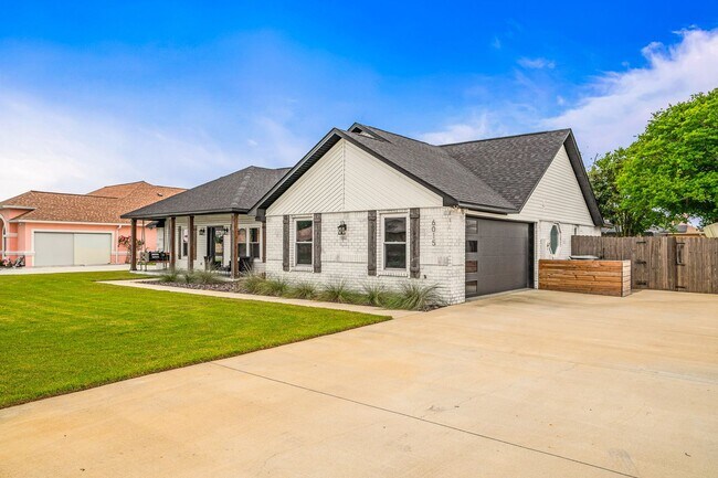Foto del edificio - Stunning 4 bedroom with two bonus spaces, ...